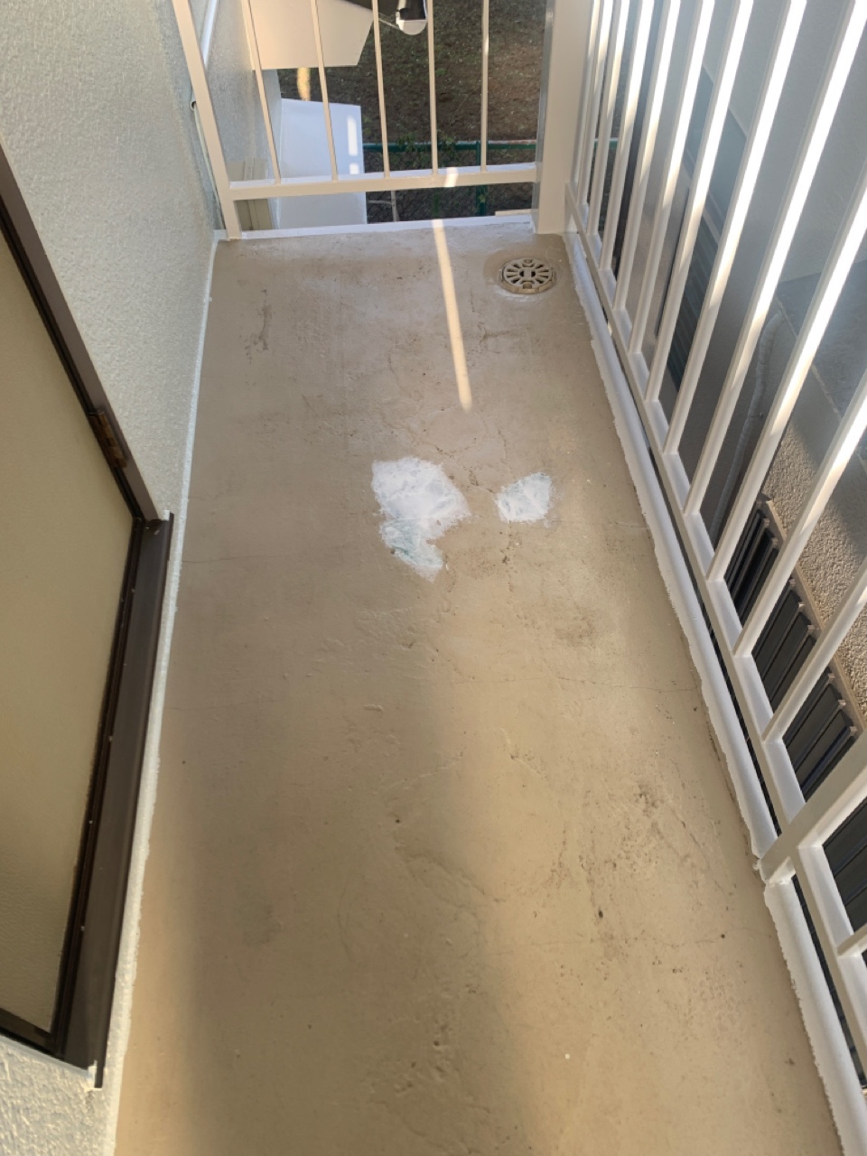 塗膜が剥がれた場所には、床専用パテを施工