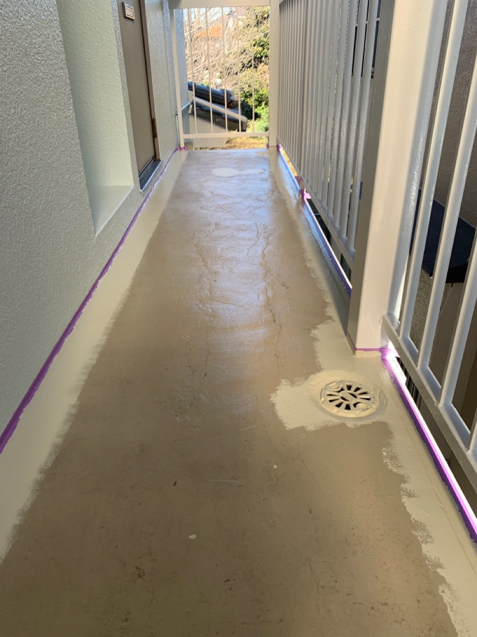 ラインを綺麗にするためにマスキングして周りから上塗りをしていきます