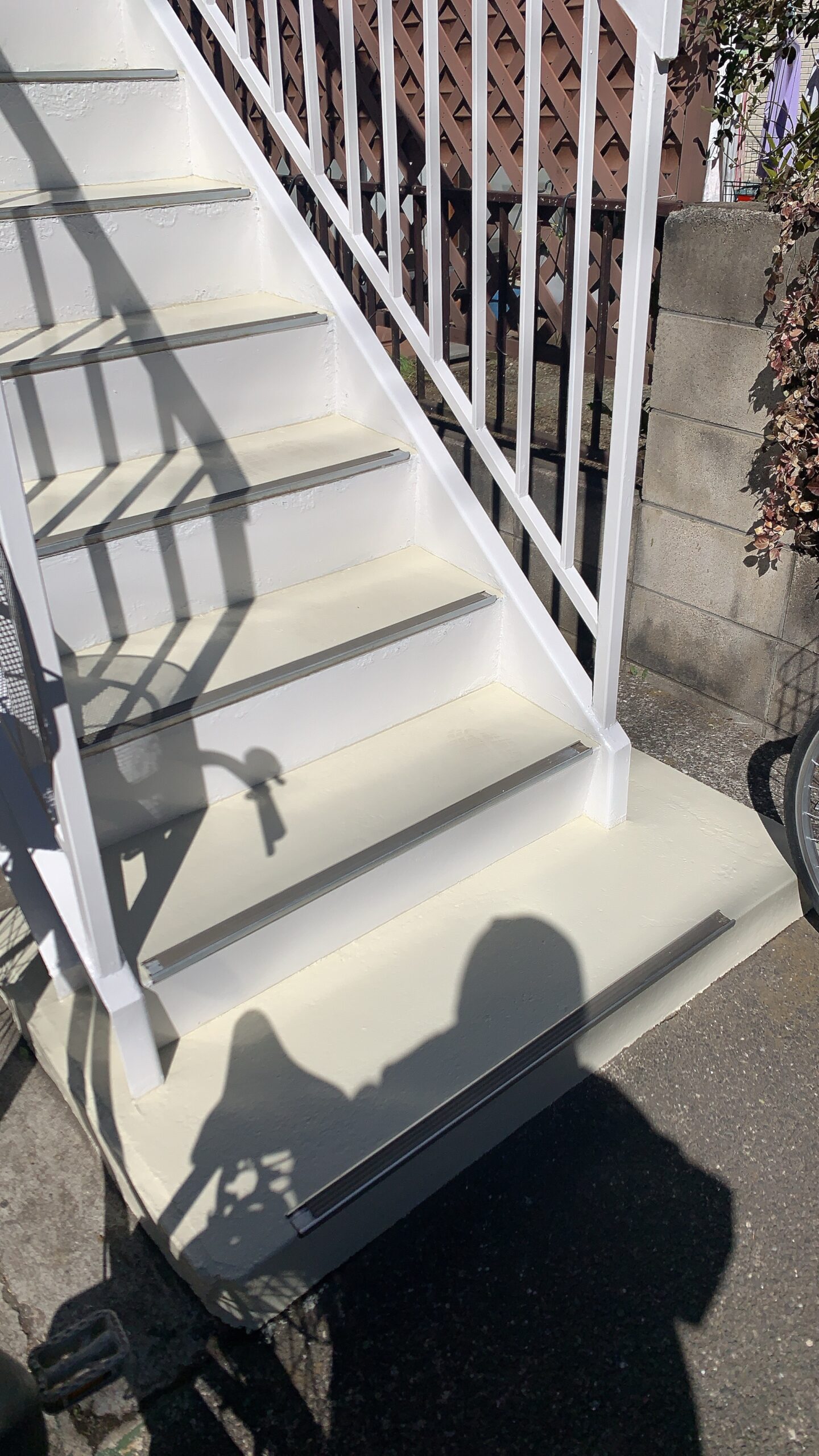 画像がありませんが階段踏み面も同じ手順で施工しました